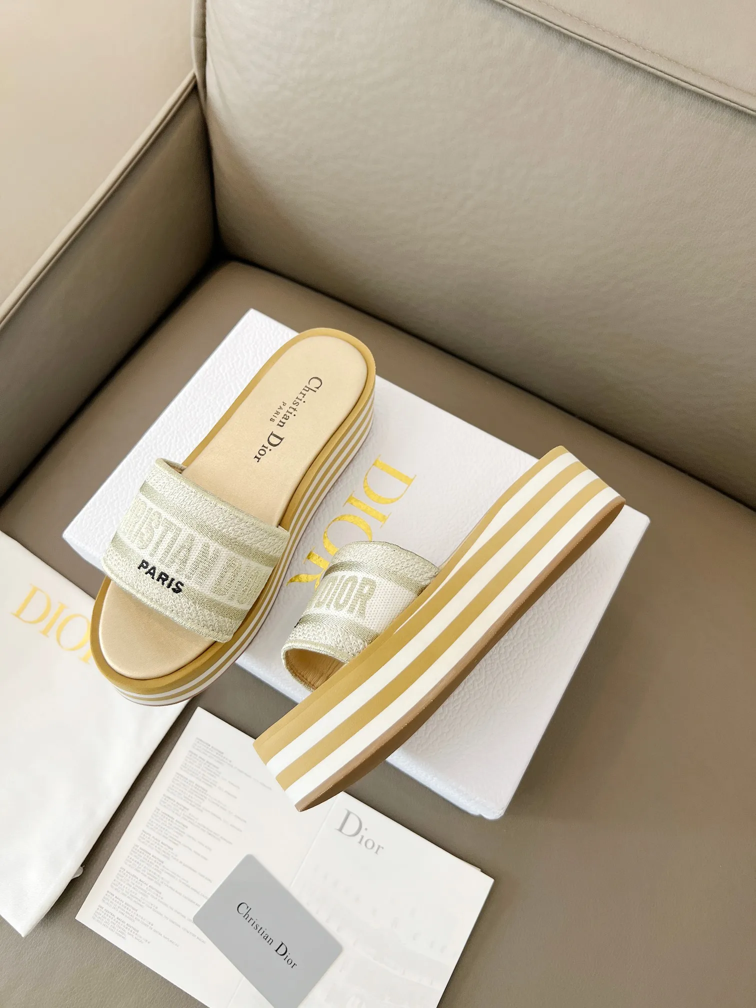 👟👟Ex-factory price 480👟👟 Dior's new spring and summer IVIETA DWAY jelly-colored flat-soled one-slip women's shoes with CD letter logo three-dimensional embroidery thick-soled round toe open-toe slippers. The original version is developed to be the top version on the market. It feels soft and delicate on the feet and is extremely comfortable. Material: Upper imported raffia electric embroidery high-temperature water-soluble cotton technical fabric + water-dyed cowhide foot pad lining + original consistent combination outsole Outsole: original outsole Size: 35-42 (40.41.42 custom-made, non-refundable and non-exchangeable)